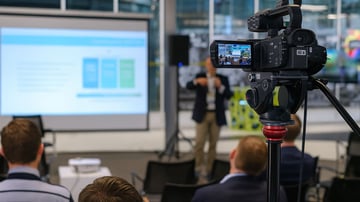 【企業向け】ウェビナーの形式を徹底解説｜ライブ配信・録画配信・疑似ライブの特徴と選び方